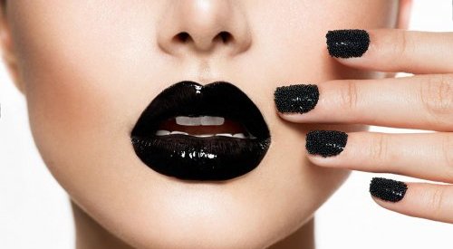 Lèvres noires, strass pour le visage... en 2022 la beauté sera audacieuse !