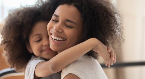 « Les cheveux texturés ont besoin de routines spécifiques » Rebecca Cathline