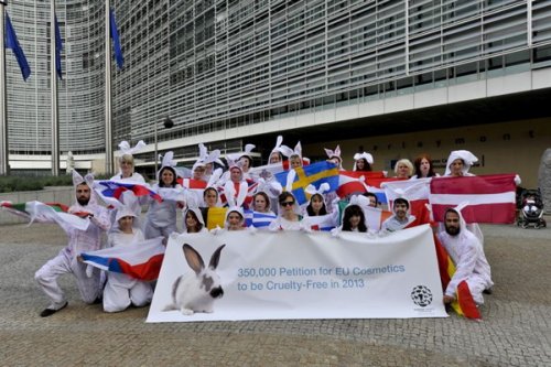 Des militants de la campagne #BeCrueltyFree devant le bâtiment de la...