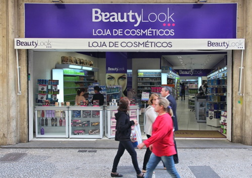 Des passants devant la boutique BeautyLook de Sao Paulo. Avec 21.2 million...