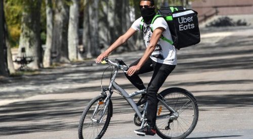 Estée Lauder s'associe à Uber Eats pour la livraison de cosmétiques